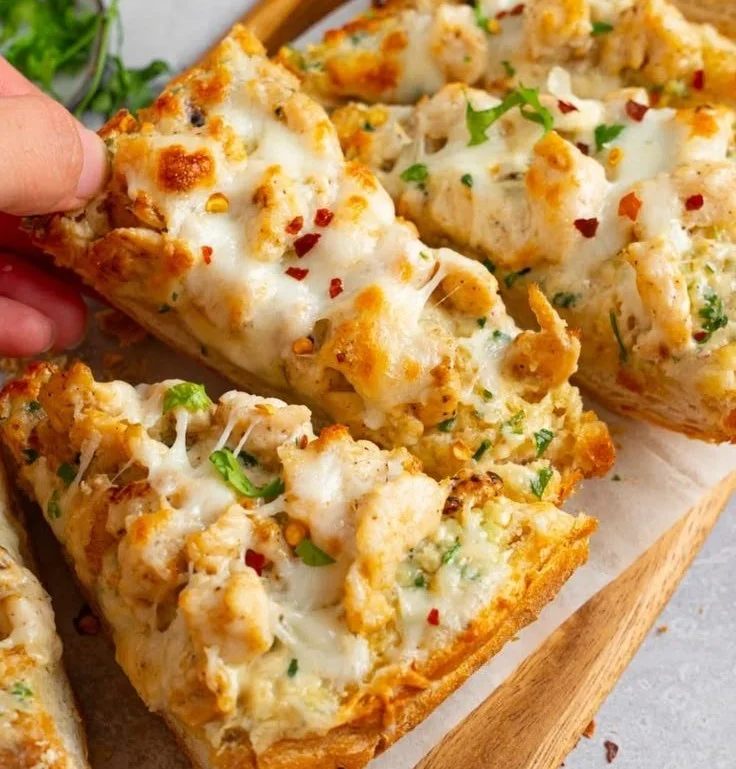 Delicious Chicken Alfredo served with crispy garlic bread