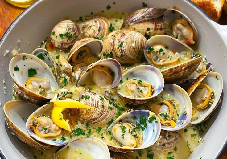 Delicious garlic white wine steamed clams served in a bowl