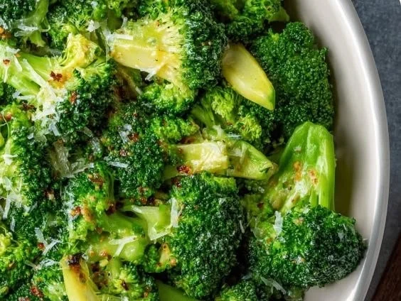 Delicious copycat LongHorn Steakhouse broccoli recipe served in a bowl